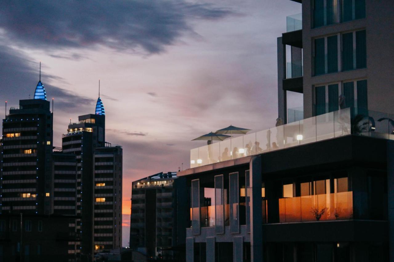 J44 Lifestyle Hotel Lido di Jesolo Exterior foto The rooftop pool at the hotel