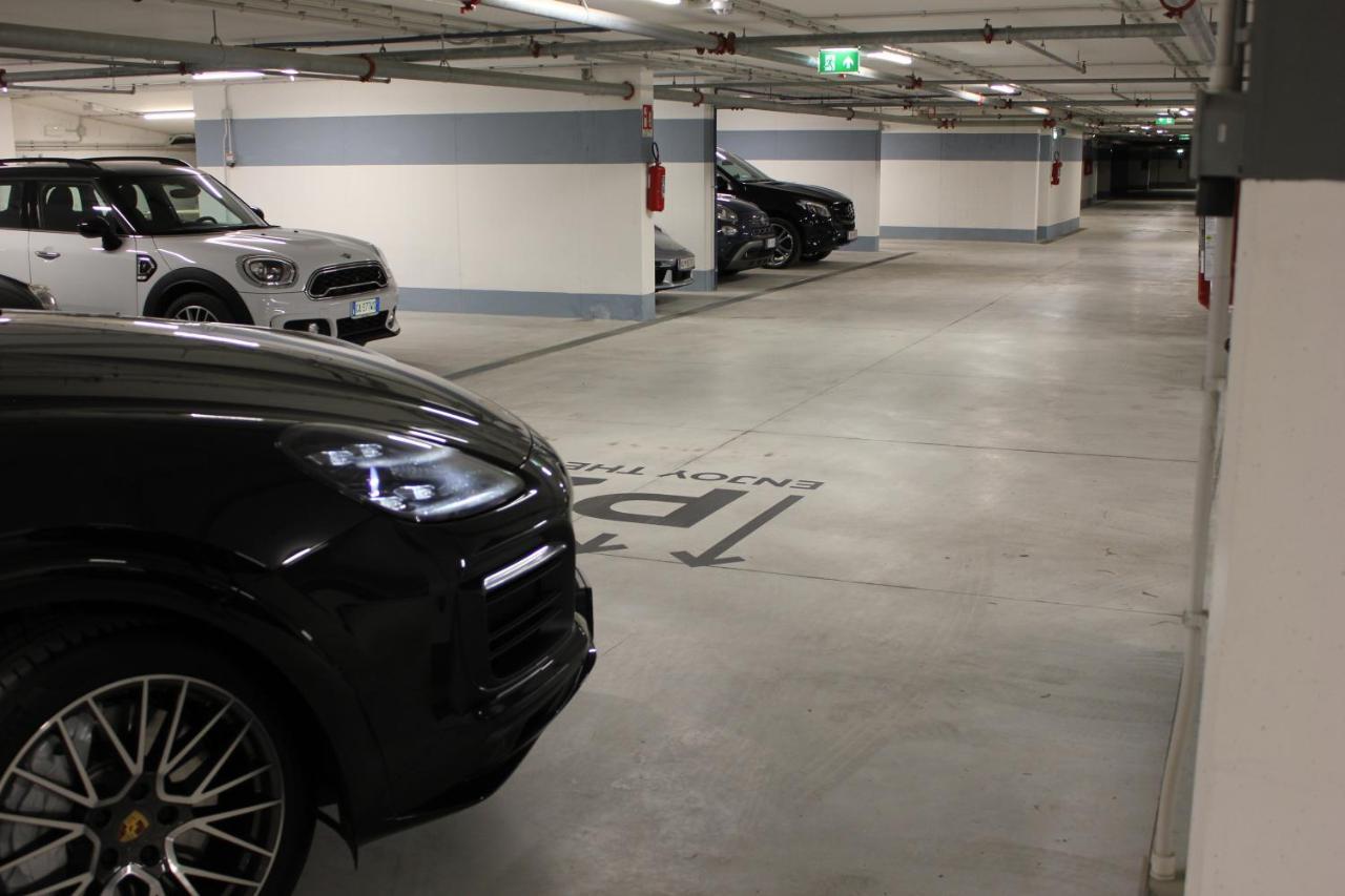 J44 Lifestyle Hotel Lido di Jesolo Exterior foto The car park at the new terminal